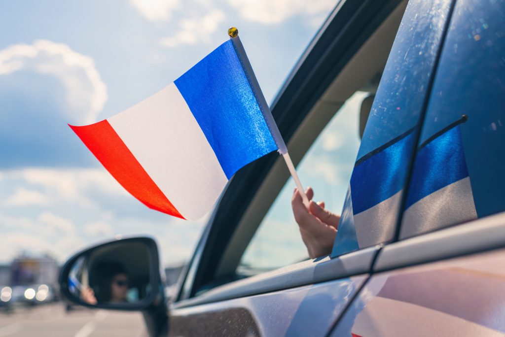 drapeau français voiture
