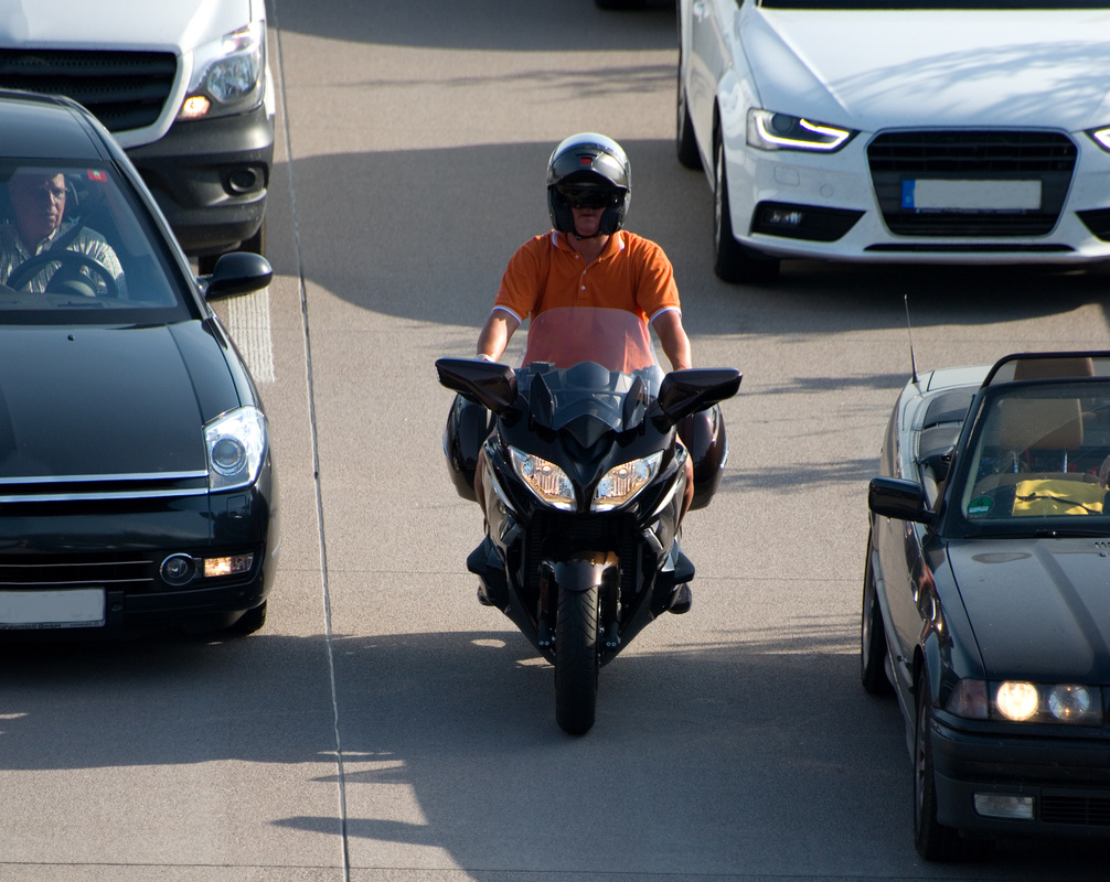 Moto circuler entre les voitures
