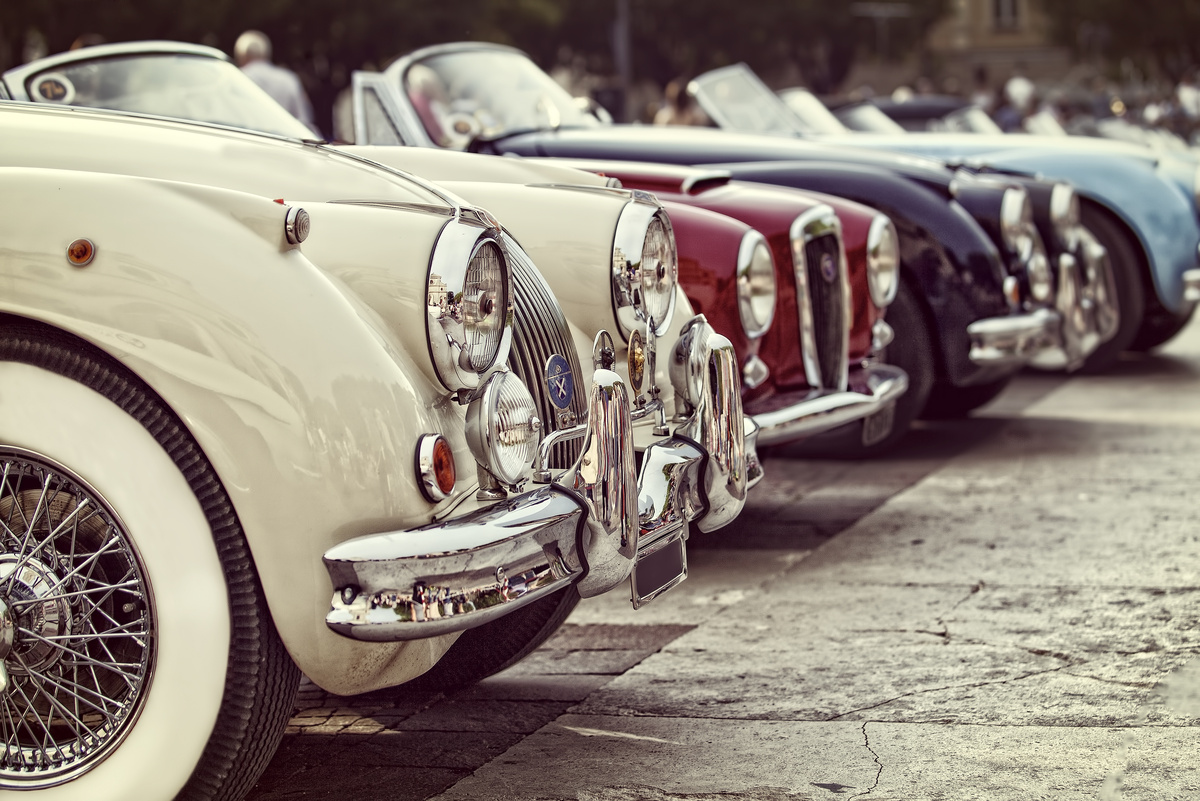 voitures de collection anciennes parking