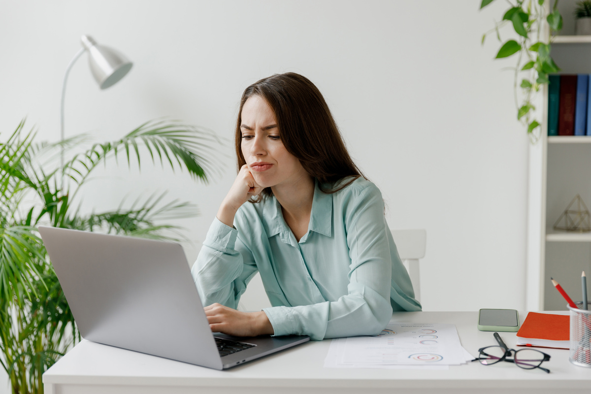 Femme devant pc contestation infraction
