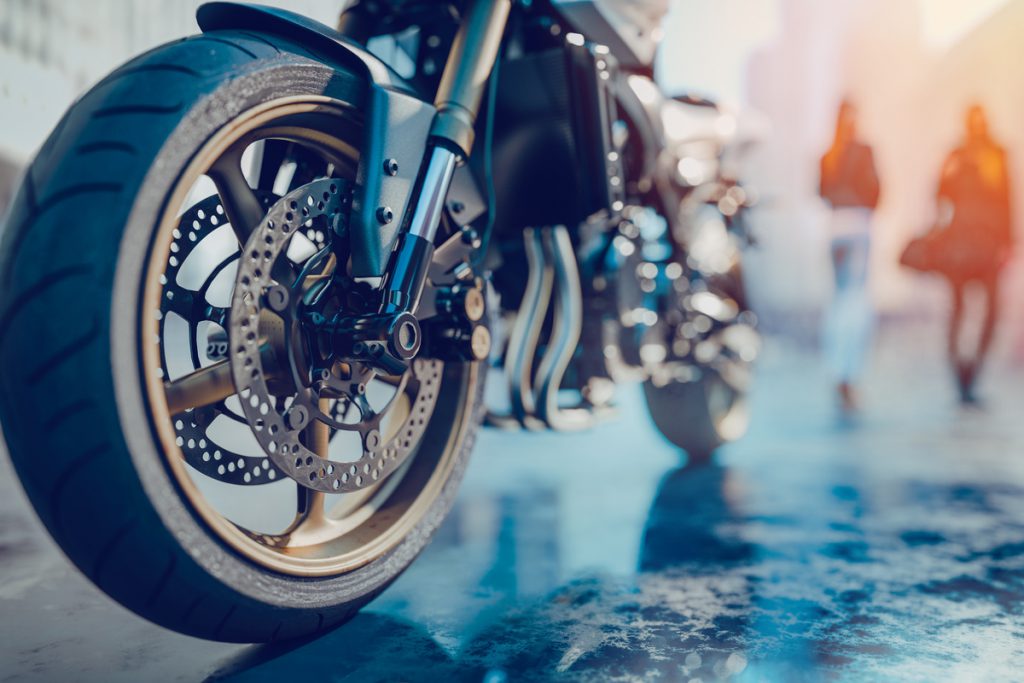 Moto rue centre-vile roue