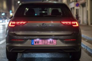 véhicule temporaire avec une plaque d'immatriculation rose