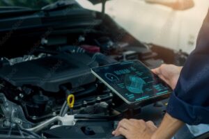 Contrôle technique 2026 : diagnostic électronique du moteur avec boîtier OBD et tablette numérique.