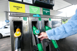 Pistolet de pompe à essence Sans Plomb 95-E10 en station-service française prix carburant 2026