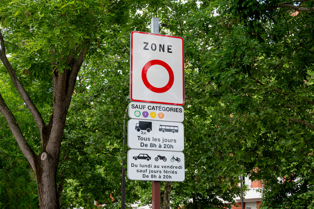 Panneau de signalisation et radar liée aux restrictions Crit'Air et aux horaires de circulation, élément clé à vérifier pour contester une amende ZFE