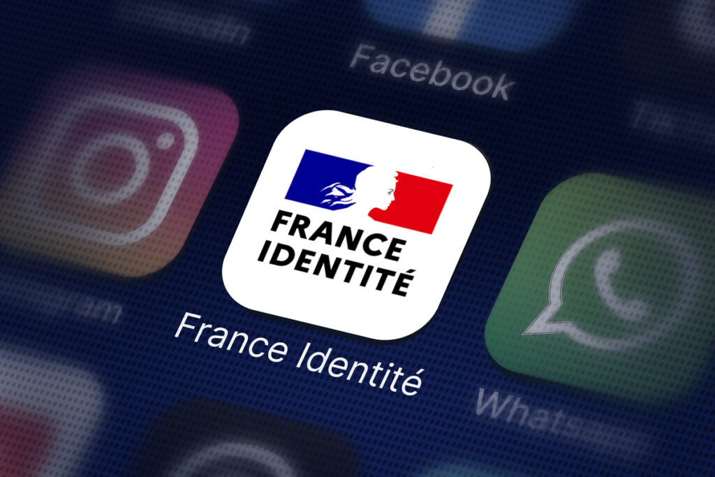 Smartphone affichant l'application France Identité pour la gestion de la carte grise numérique en 2026.