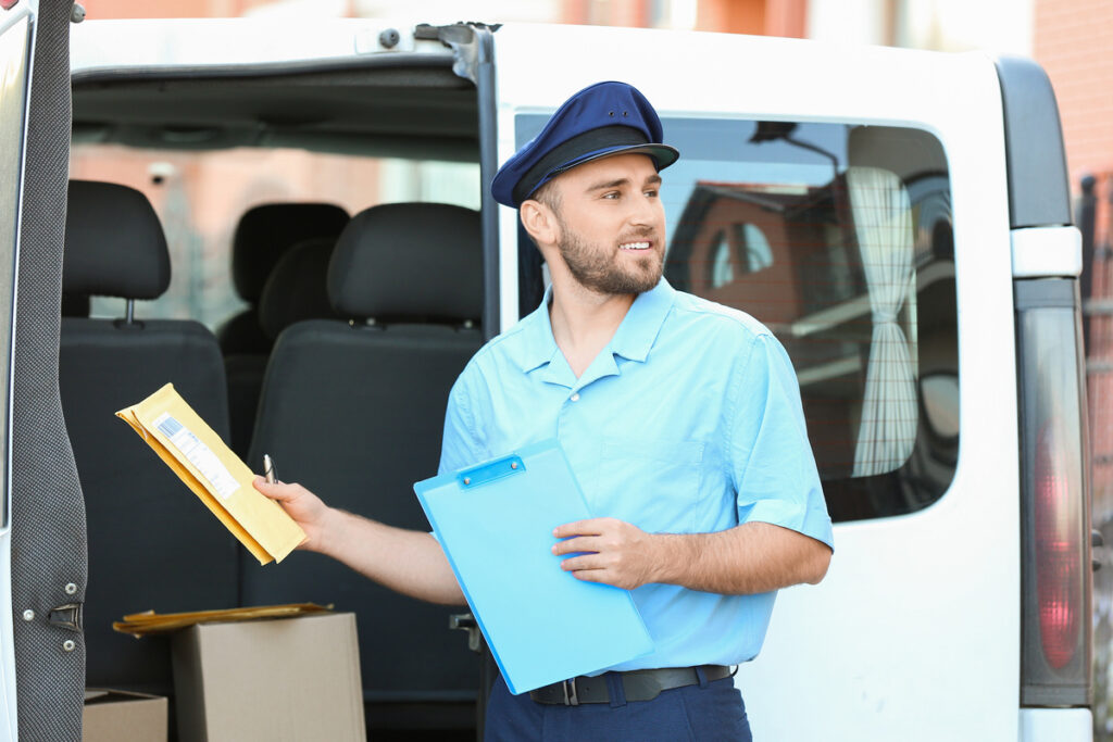 Facteur livrant un pli expert pour une carte grise non reçue en 2026.