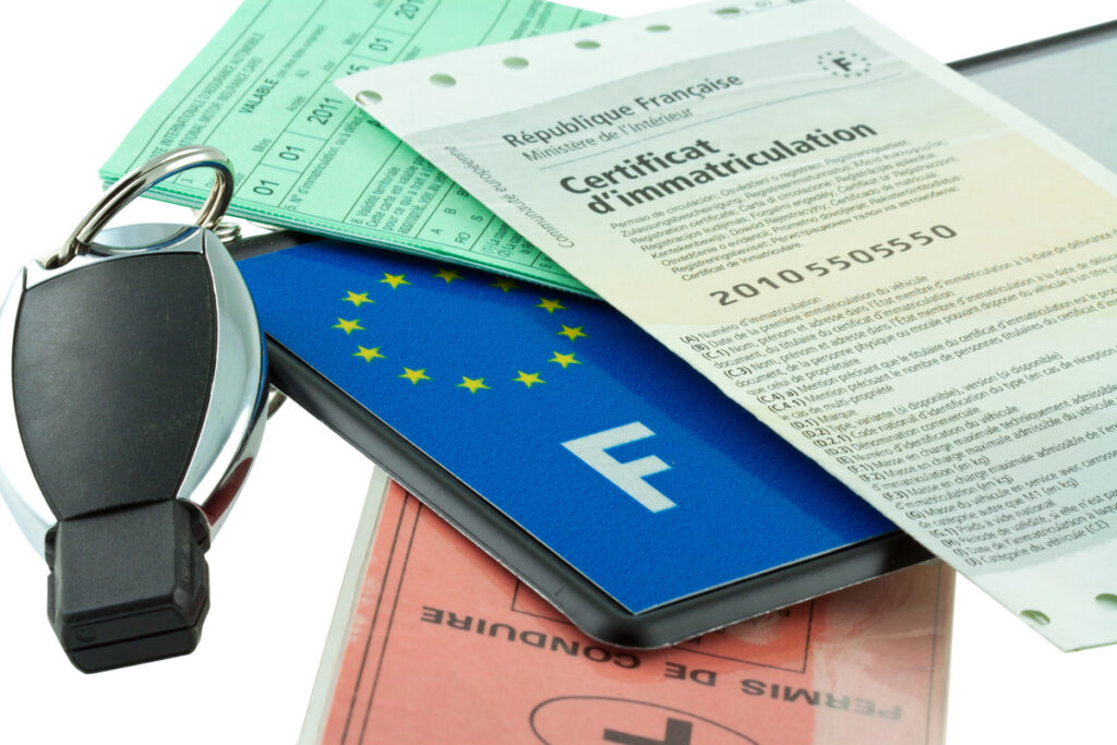 Documents officiels pour une demande de carte grise en Hauts-de-France avec certificat d'immatriculation.