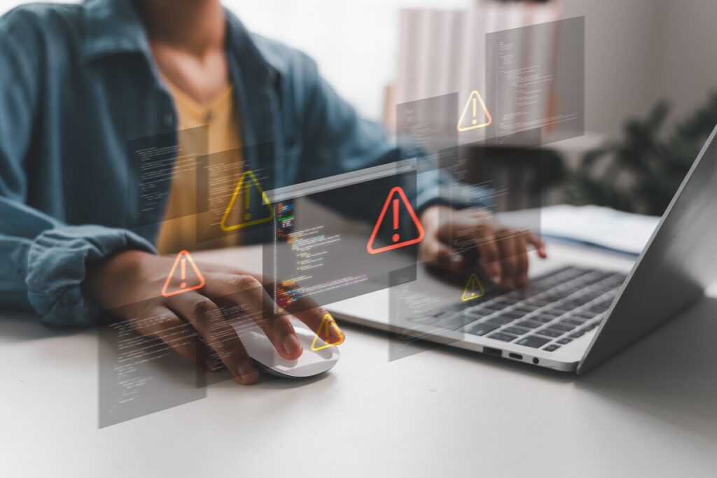 Un utilisateur face à un écran d'ordinateur affichant des alertes de sécurité suite à la cyberattaque ANTS.