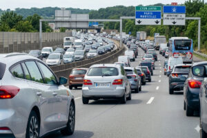 Circulation automobile intense sur une autoroute française avec vignette Crit'Air visible, illustrant la fin des zones ZFE en 2026.