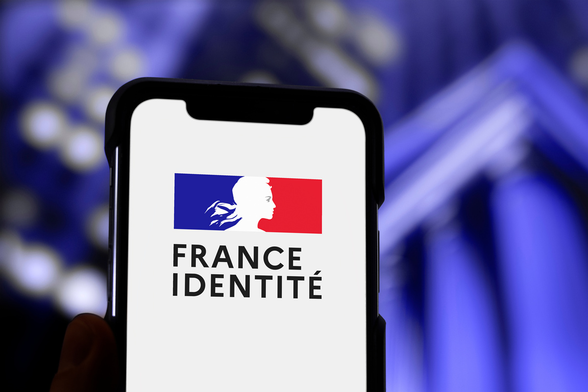 Écran de smartphone affichant le logo officiel de l'application France Identité