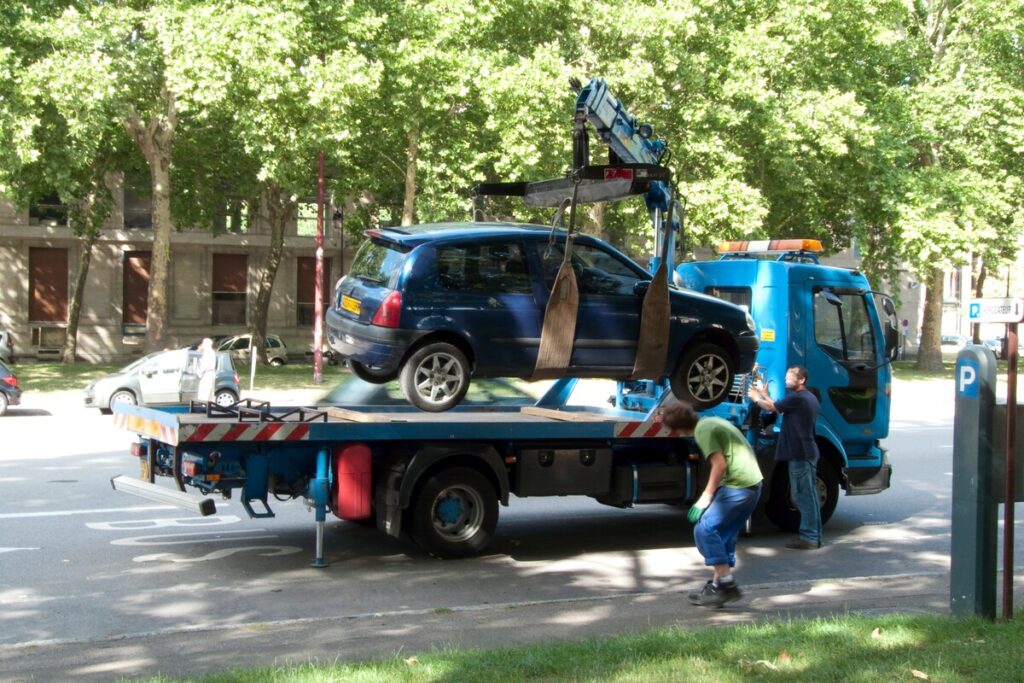 Une dépanneuse procédant à l'enlèvement d'une voiture mise en fourrière à Reims
