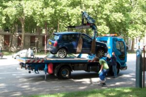 Une dépanneuse procédant à l'enlèvement d'une voiture mise en fourrière à Reims