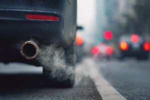 Pot d'échappement d'une voiture polluante en ville soumise aux restrictions Crit'Air 3