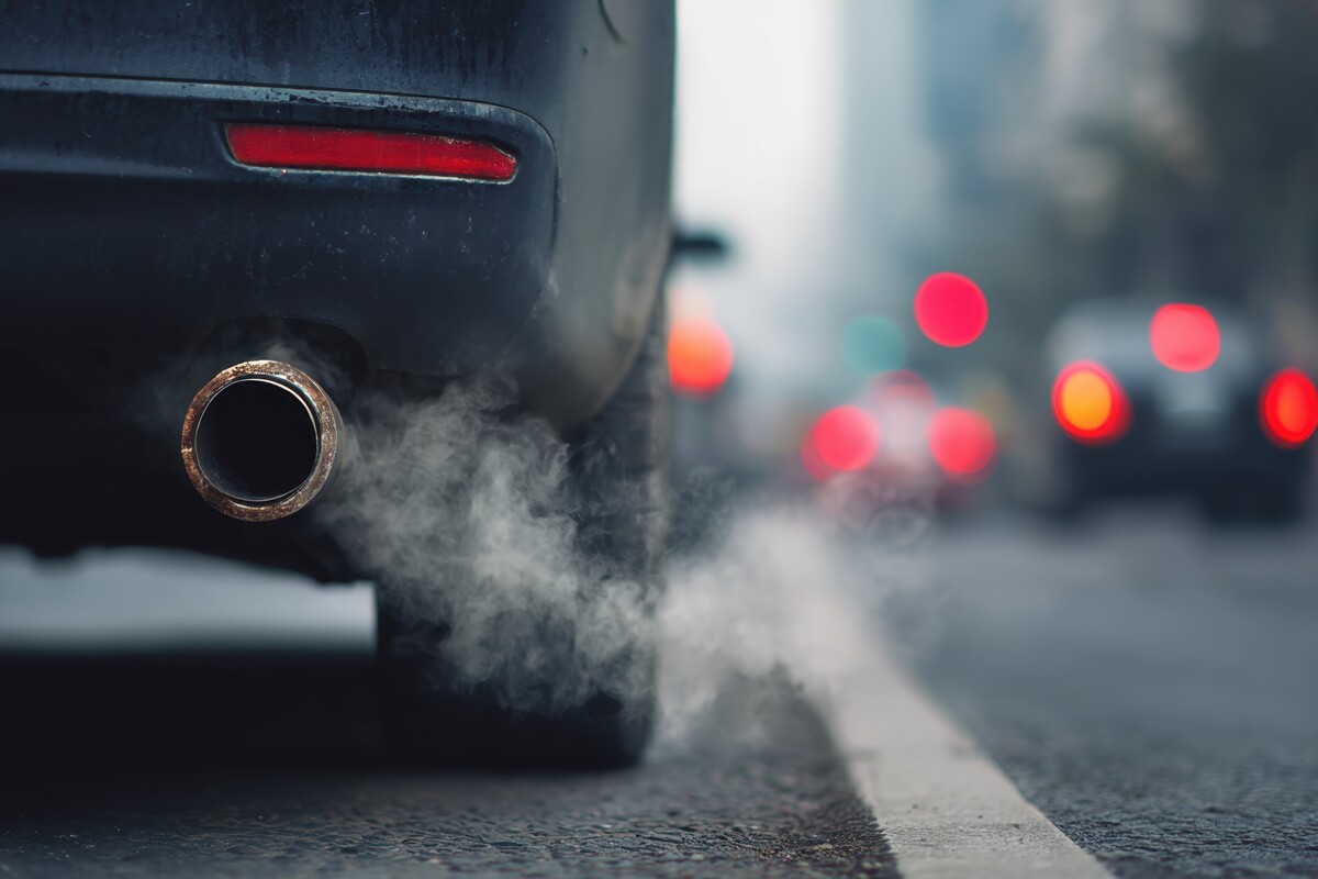 Pot d'échappement d'une voiture polluante en ville soumise aux restrictions Crit'Air 3