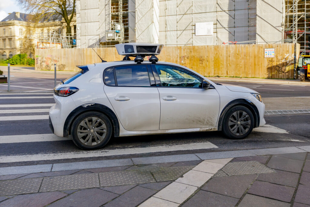 Véhicule équipé de capteurs technologiques LAPI 2026 circulant en ville