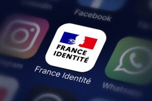 Icône de l'application France Identité sur l'écran d'un smartphone évoquant la carte grise dématérialisée