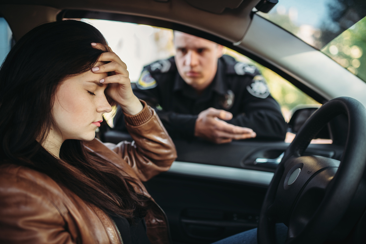 Conductrice stressée lors d'un contrôle routier, un risque juridique pour le jeune permis