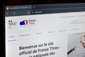 Écran d'ordinateur affichant France Titres pour sécuriser sa carte grise face aux arnaques des garages fantômes