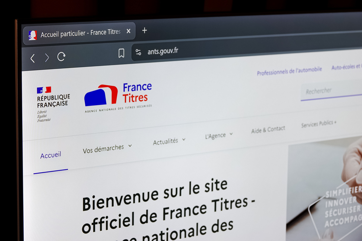 Écran d'ordinateur affichant France Titres pour sécuriser sa carte grise face aux arnaques des garages fantômes
