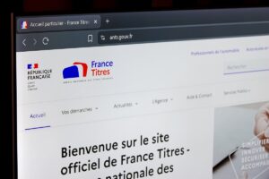 Capture d'écran de l'accueil du site officiel France Titres montrant l'accès à la vérification d'un agrément carte grise.