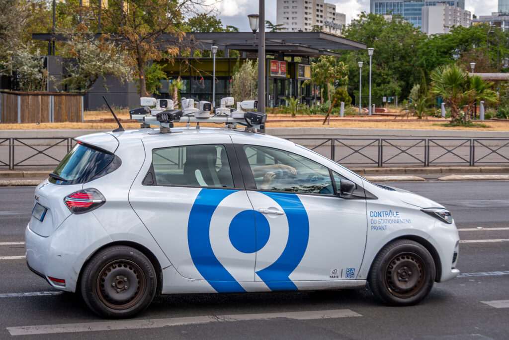Voiture de contrôle du stationnement payant équipée d'une caméra LAPI circulante en milieu urbain