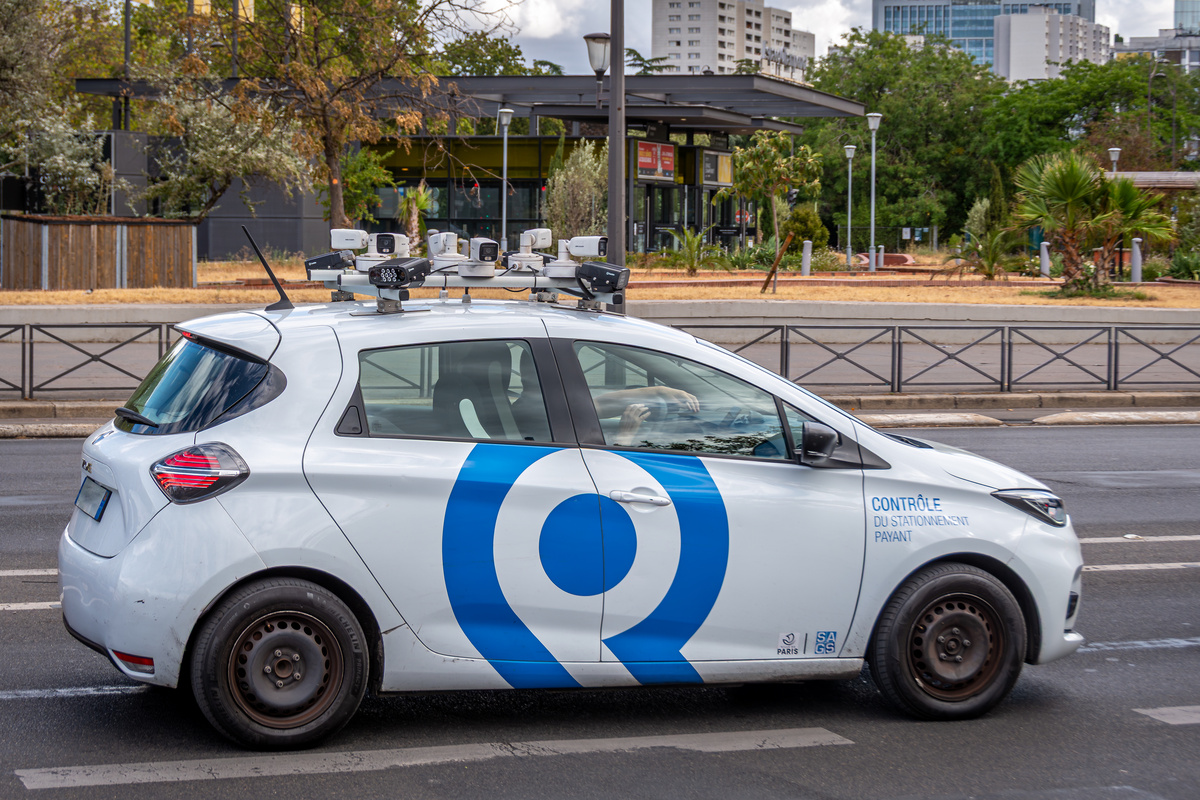Voiture de contrôle du stationnement payant équipée d'une caméra LAPI circulante en milieu urbain