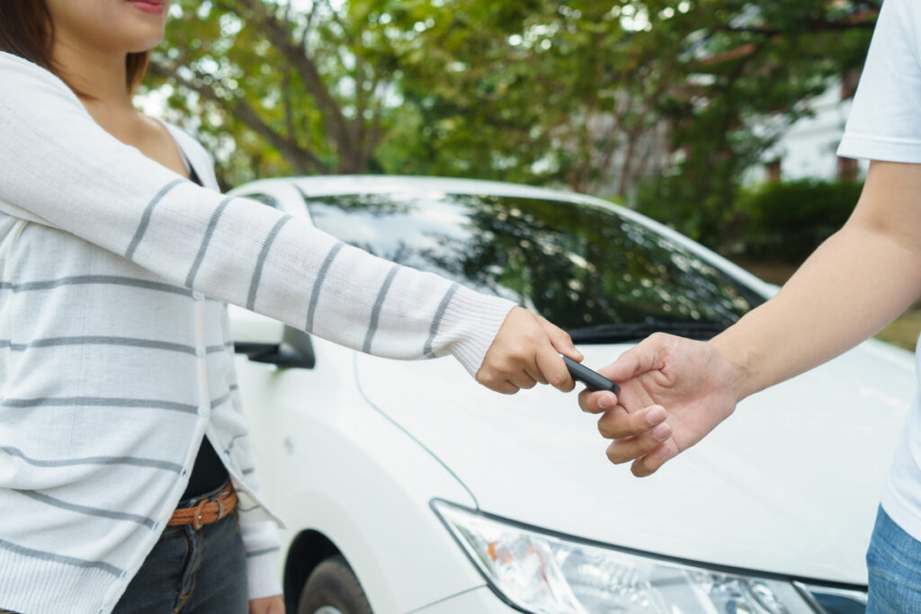 Transmettre les clés d'une voiture lors d'un changement de situation familiale pour la carte grise.