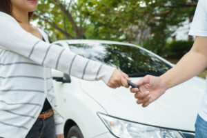Transmettre les clés d'une voiture lors d'un changement de situation familiale pour la carte grise.