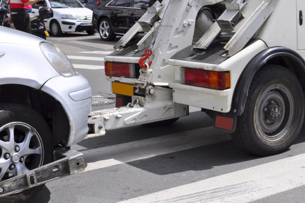 Enlèvement d'une voiture particulière par un camion remorqueur illustrant la hausse des tarifs de fourrière 2026