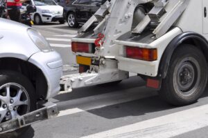 Enlèvement d'une voiture particulière par un camion remorqueur illustrant la hausse des tarifs de fourrière 2026