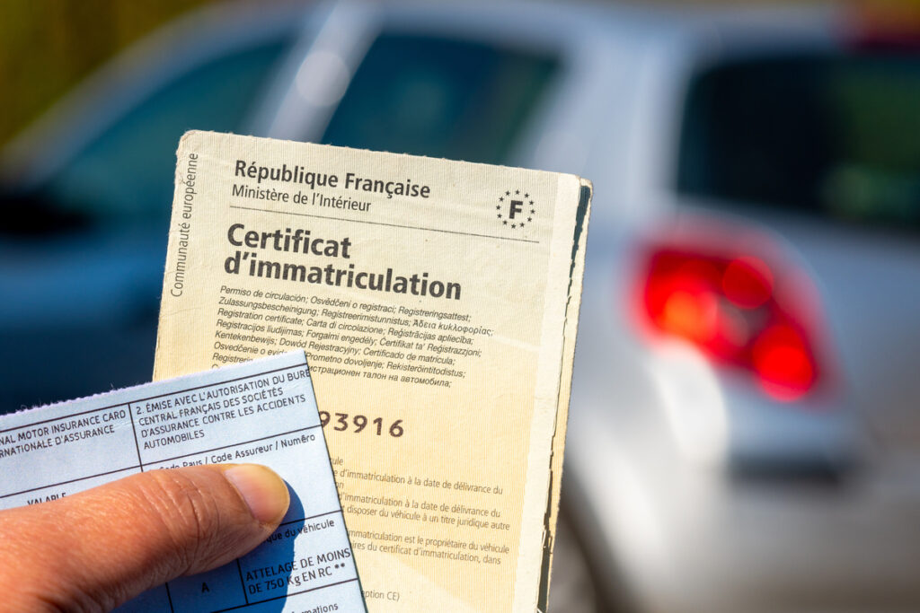 Présentation d'un certificat d'immatriculation et de documents liés à la gestion d'une carte grise raturée