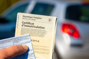 Présentation d'un certificat d'immatriculation et de documents liés à la gestion d'une carte grise raturée